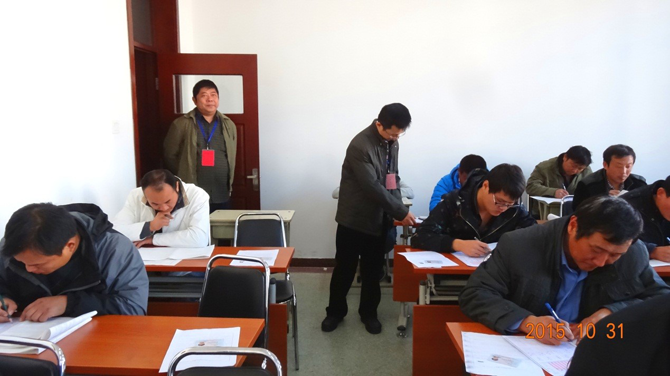 参加培训 考试现场 10月31日,2015年度江苏省建筑施工企业主要负责人、项目负责人和专职安全生产管理人员安全生产知识考试(北京考点)在北京工会干部学院举行,我省在京施工企业“三类人员”共计405人(B类123人、C类282人)参加此次考试。考试人员全部刷身份证入场,全体巡考、监考人员认真负责,严肃考风考纪,所有考场秩序井然,顺利完成整场考试。 在统一考试前,我处邀请我省安全协会安全专家为我省进京施工企业“三类人员”进行培训辅导。在京企业安全管理人员积极参加培训,报名考试人员参培率高达90%以上。通过举办培训,切实提高企业“三类人员”的安全知识和技能水平,使得企业安全管理人员对安全管理相关法律、法规和企业安全管理工作的重要性有了新的认识和理解。 近年来,省注册考试中心多次在省外设置考点,送考到基层便民利民,深受我省进京施工企业的好评与赞赏。