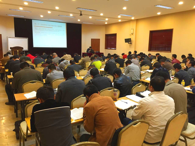 参加培训 考试现场 10月31日,2015年度江苏省建筑施工企业主要负责人、项目负责人和专职安全生产管理人员安全生产知识考试(北京考点)在北京工会干部学院举行,我省在京施工企业“三类人员”共计405人(B类123人、C类282人)参加此次考试。考试人员全部刷身份证入场,全体巡考、监考人员认真负责,严肃考风考纪,所有考场秩序井然,顺利完成整场考试。 在统一考试前,我处邀请我省安全协会安全专家为我省进京施工企业“三类人员”进行培训辅导。在京企业安全管理人员积极参加培训,报名考试人员参培率高达90%以上。通过举办培训,切实提高企业“三类人员”的安全知识和技能水平,使得企业安全管理人员对安全管理相关法律、法规和企业安全管理工作的重要性有了新的认识和理解。 近年来,省注册考试中心多次在省外设置考点,送考到基层便民利民,深受我省进京施工企业的好评与赞赏。